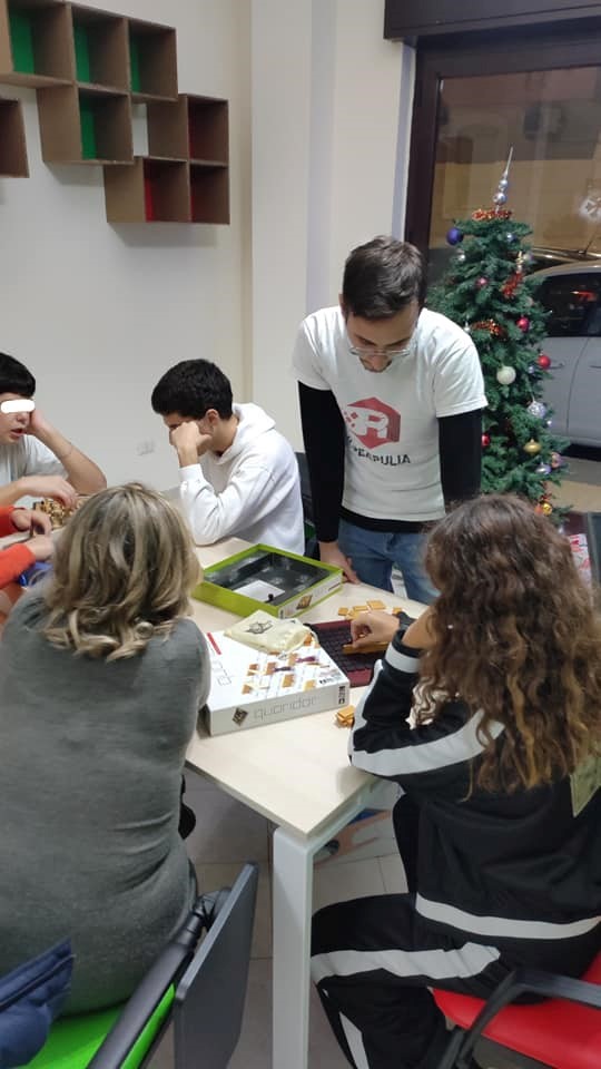 soci mentre restaurano le pareti