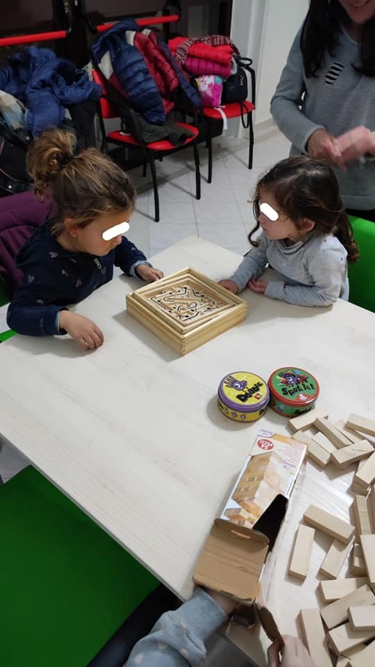 soci mentre restaurano le pareti