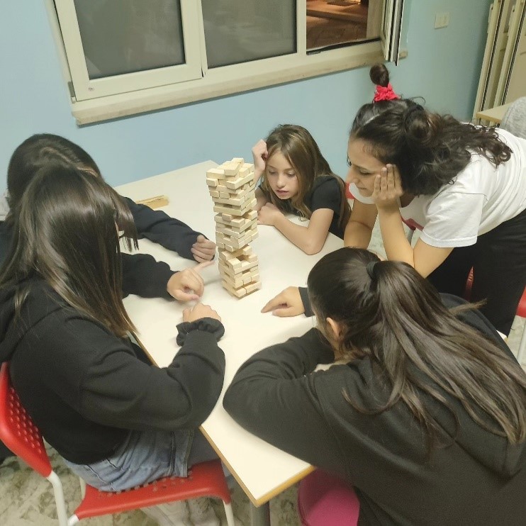 soci mentre restaurano le pareti