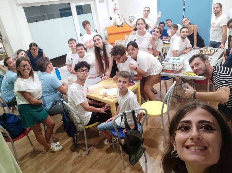 soci mentre restaurano le pareti